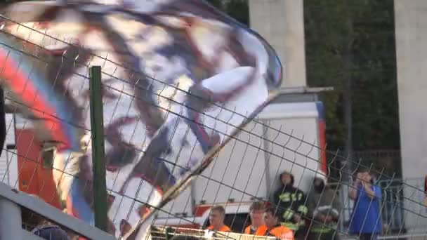Размахивая флагами на футбольном матче — стоковое видео