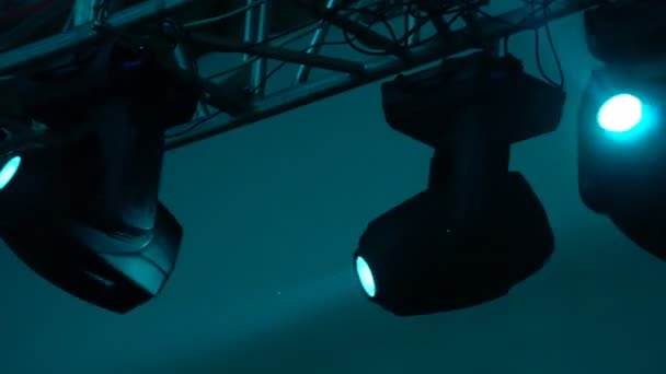 Strobe lights uitstoten verschillende kleur balken hangt onder het plafond — Stockvideo