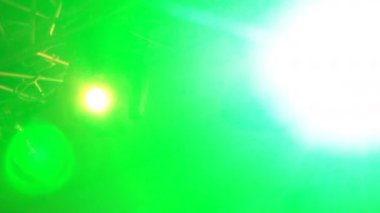 Strobe ışıklar farklı yayan kiriş tavan altında asılı renk