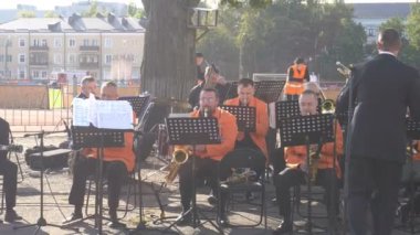 Kursk, Rusya - Eyl 20, 2017: müzik futbol maçtan önce bir parça oynar