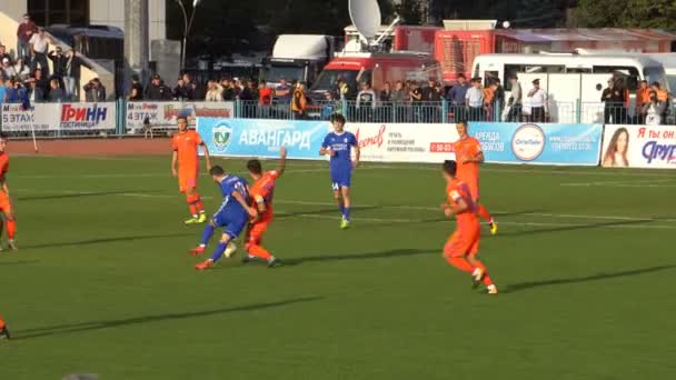 Kursk, russland - 20.09.2017: ein Fußballspiel zwischen cska moscow und avangard kursk — Stockvideo