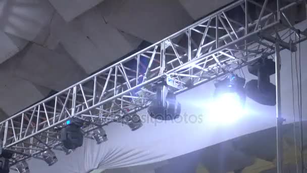 Strobe lights uitstoten verschillende kleur balken hangt onder het plafond — Stockvideo