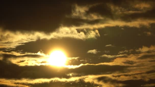 Zeitraffer Sonnenuntergang, brillante Gipfeldämmerung über fließenden Wolkenwellen, rote Sonnenscheibe Zeitraffer in hdr, Nahaufnahme helle Sonne auf den Wolken Zeitraffer — Stockvideo