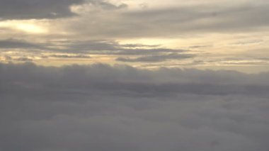 Uçak penceresinden görüntüleyin. Bulutlu gün.