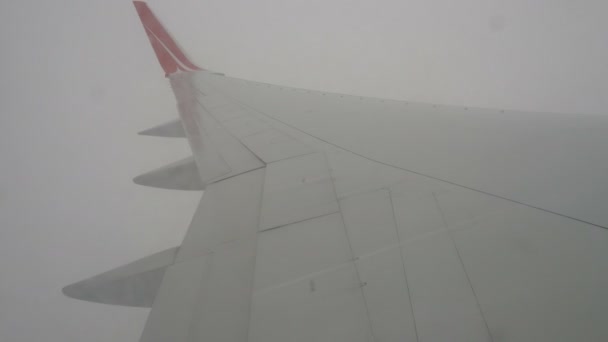 Vista desde la ventana del avión. día nublado. Avión de despegue — Vídeo de stock