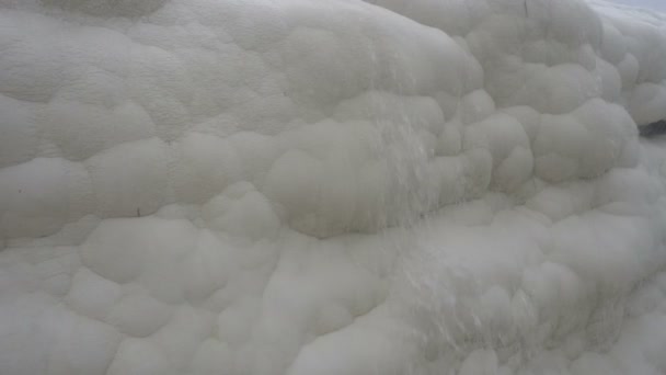 Pamukkale, Türkiye'de beyaz mineral dağ — Stok video