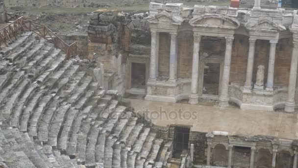 Ερείπια της αρχαίας Ελληνο-Ρωμαϊκό Αμφιθέατρο στα Μύρα, παλιό όνομα - Demre, Τουρκία. Μύρα είναι μια παλαιά πόλη της Λυκίας, όπου βρίσκεται η μικρή πόλη του Καλέ σήμερα σε σήμερα Επαρχία Αττάλειας της Τουρκίας — Αρχείο Βίντεο