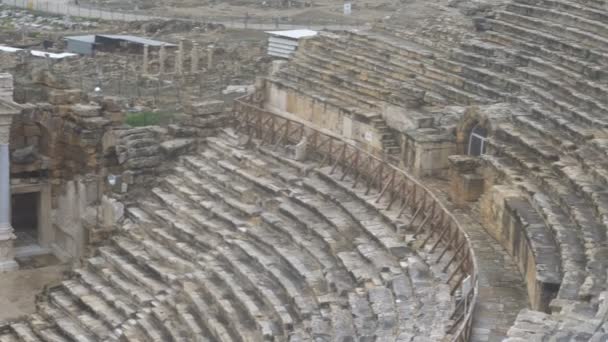 Ruinas del antiguo anfiteatro greco-romano en Myra, antiguo nombre Demre, Turquía. Myra es una ciudad antigua en Lycia donde la pequeña ciudad de Kale se encuentra hoy en día en la actual provincia de Antalya de Turquía — Vídeos de Stock