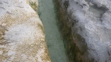 mavi su akışı Traverten Pamukkale içinde aşağı akar