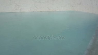 pamukkale, Türkiye'de mavi su ile travertenleri