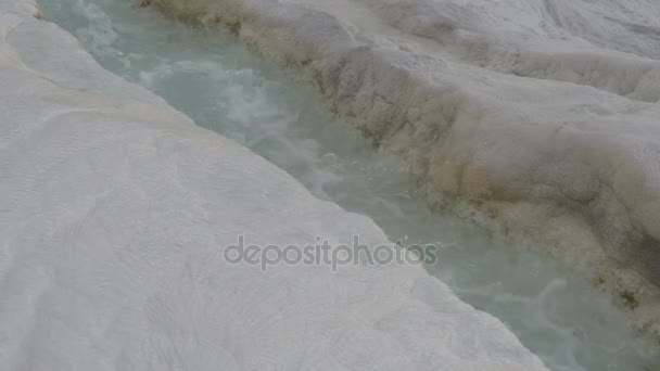 Blue water flows down stream in travertine in Pamukkale — Stock Video