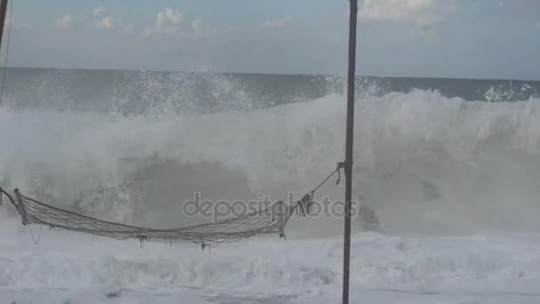 Rede na praia durante uma tempestade, ondas grandes — Vídeo de Stock