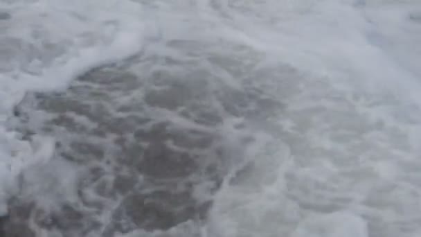 The waves beat against the cliff on the Mediterranean sea — Stock Video