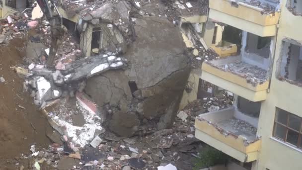 Процесс разрушения старого здания с помощью тяжелой техники — стоковое видео