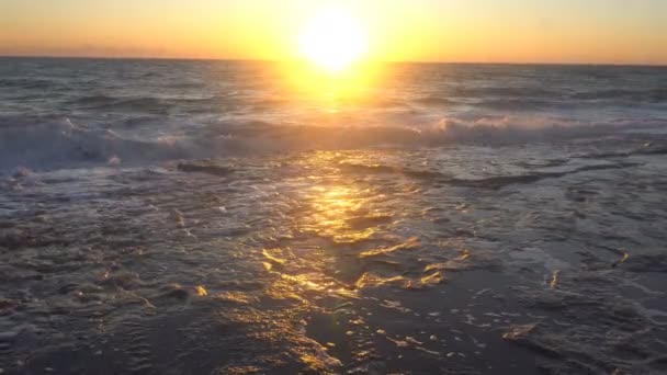 Sunset of sun setting over pacific ocean on windy evening — Stock Video