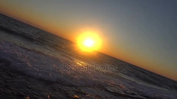 Захід сонця над тихим океаном у вітряний вечір — стокове відео