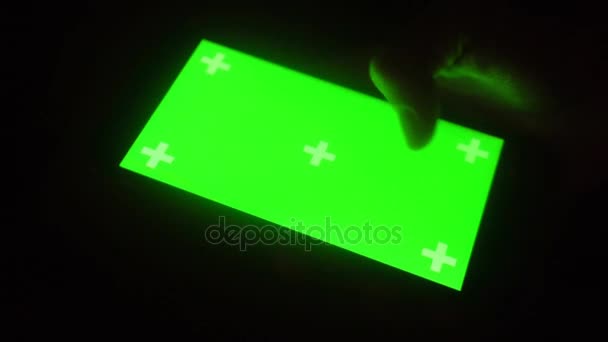 Un joven y un teléfono inteligente de pantalla verde — Vídeos de Stock