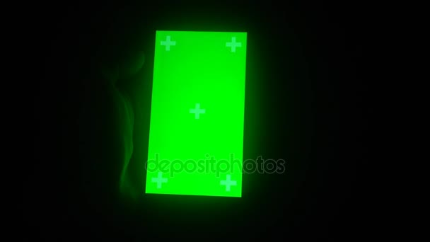 젊은 남자와 녹색 스크린 스마트폰 — 비디오