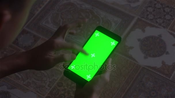 Молодий чоловік і зелений екран смартфон — стокове відео