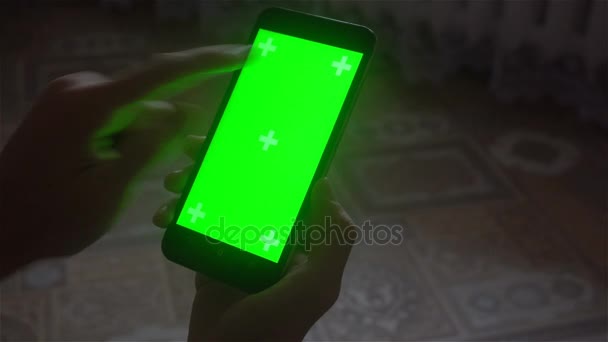 Ένας νεαρός και μια πράσινη οθόνη smartphone — Αρχείο Βίντεο