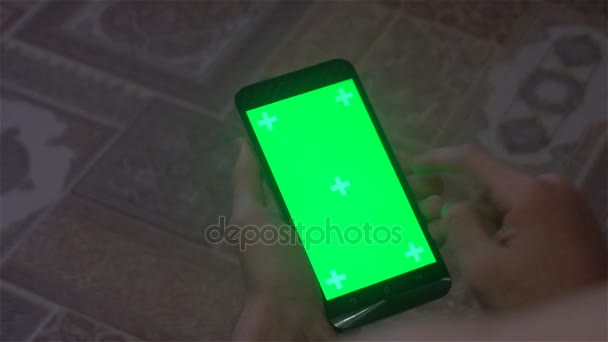 Молодой человек и смартфон с зеленым экраном — стоковое видео