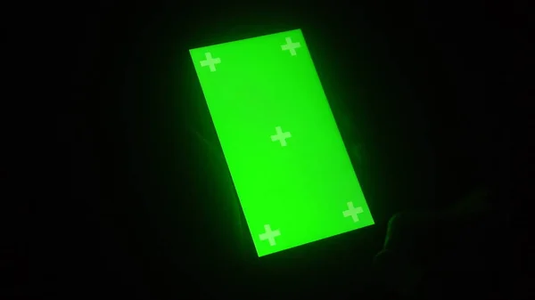 genç bir adam ve yeşil ekran smartphone