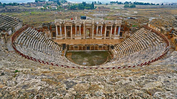 Myra, eski adı - Demre, Türkiye antik Yunan-Roma amfi kalıntıları. Myra Likya'nın nerede Kale küçük kasaba bugün günümüze Antalya İli Türkiye'nin yer alır antika bir yeridir