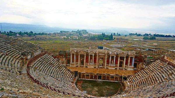 Myra, eski adı - Demre, Türkiye antik Yunan-Roma amfi kalıntıları. Myra Likya'nın nerede Kale küçük kasaba bugün günümüze Antalya İli Türkiye'nin yer alır antika bir yeridir