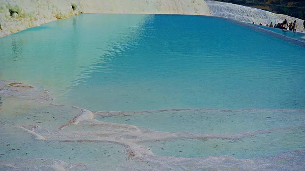 pamukkale, Türkiye'de mavi su ile travertenleri