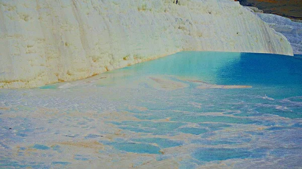 pamukkale, Türkiye'de mavi su ile travertenleri