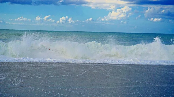 Belas ondas azuis do mar Mediterrâneo, belas paisagens, céu azul — Fotografia de Stock