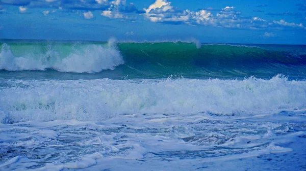 Belas ondas azuis do mar Mediterrâneo, belas paisagens, céu azul — Fotografia de Stock