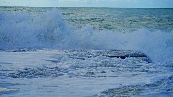 Hermosas olas azules del mar Mediterráneo, hermosos paisajes, cielo azul —  Fotos de Stock