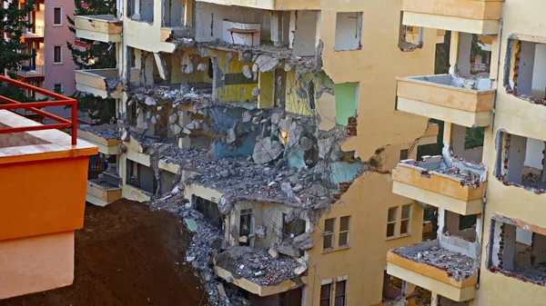 Ruinas de un viejo hotel abandonado destruido por merodeadores. Isla Phuket, Tailandia . —  Fotos de Stock