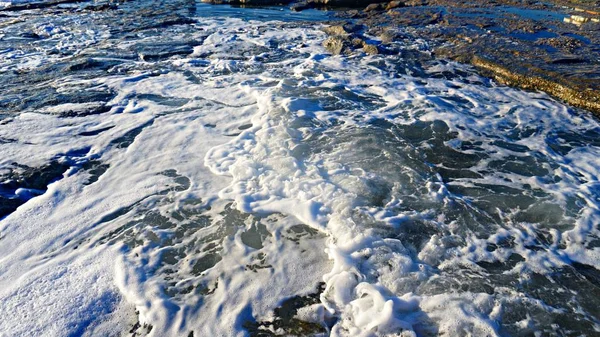 Akdeniz, güzel sahne, mavi gökyüzü güzel mavi dalgalar