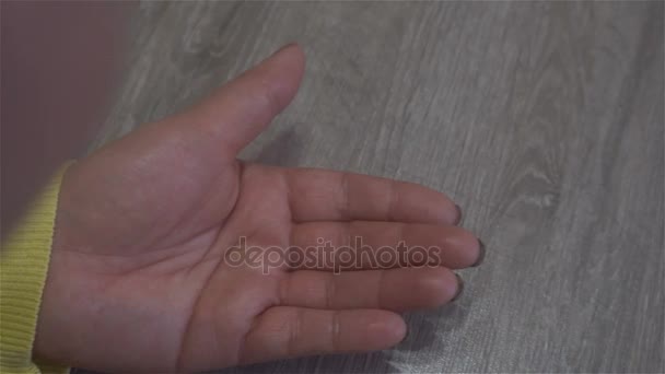 Gold pendant in the form of a symbol of Turkey in a female hand — Stock Video