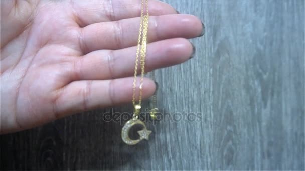 Colgante de oro en forma de símbolo de Turquía en una mano femenina — Vídeos de Stock