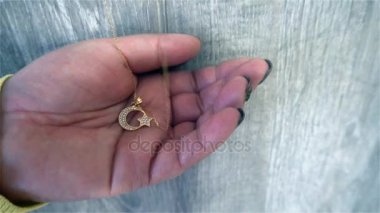 bir el Türkiye'nin bir simge şeklinde altın kolye