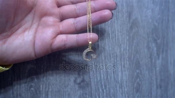 Ciondolo in oro a forma di simbolo della Turchia in una mano femminile — Video Stock