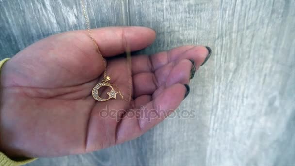 Gold pendant in the form of a symbol of Turkey in a female hand — Stock Video