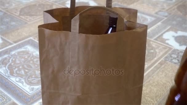 Mano femenina pone las botellas de plástico vacías en el paquete — Vídeo de stock