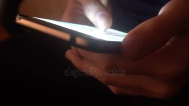 eller Smartphone Haberler aracılığıyla saygısız bir gencin closeup