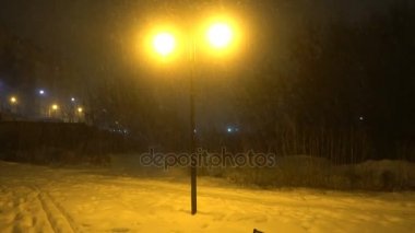 Kar yağan kış sokak lambası