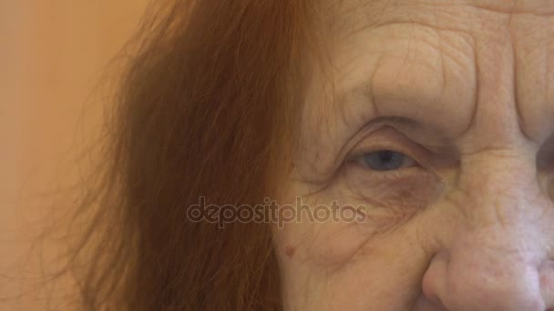 Närbild porträtt av en äldre kvinna som tittar på kameran — Stockvideo