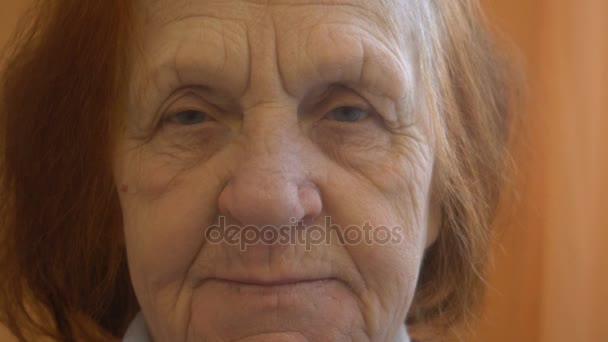 카메라를 보고는 노인 여자의 초상화를 닫습니다 — 비디오