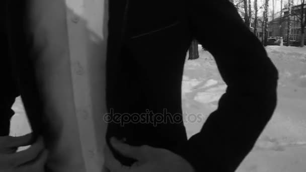 Giovane uomo in posa in smoking in inverno contro la neve bianca, girato in stile retrò — Video Stock