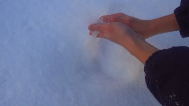 男は雪の中を魅了しようとするが、うまくいかない、雪は粘着性がないので — ストック動画