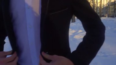 genç adam bir smokin karşı beyaz kar kış poz