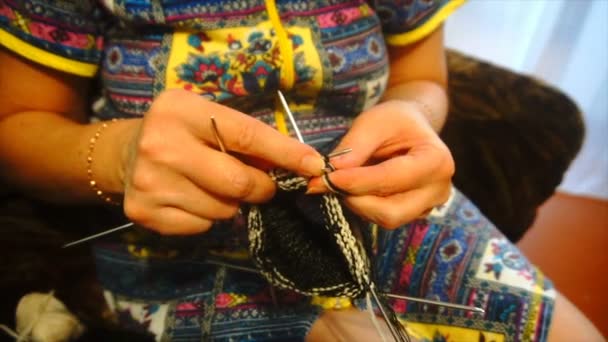 Frau strickt Wollsocken, Zeitlupe — Stockvideo