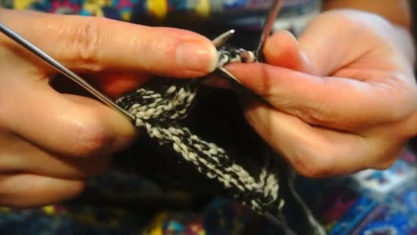 Frau strickt Wollsocken, Zeitlupe — Stockvideo